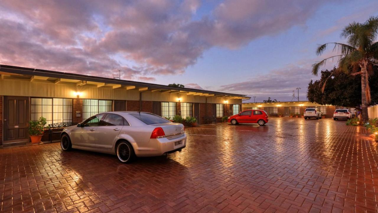 Oasis Motor Inn Broken Hill Esterno foto