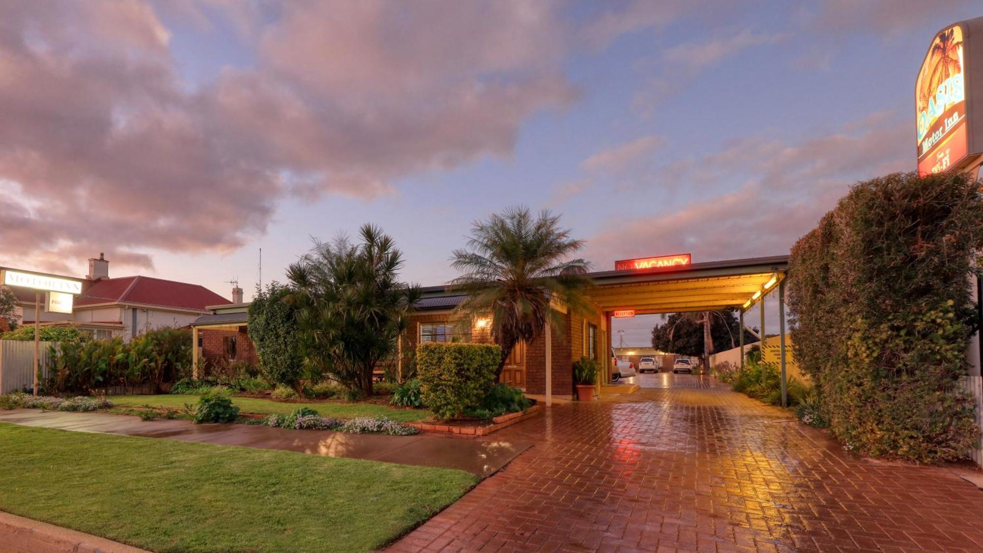 Oasis Motor Inn Broken Hill Esterno foto